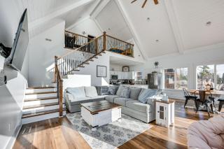 Lakefront New London Retreat with Dock and Hot Tub! - 8