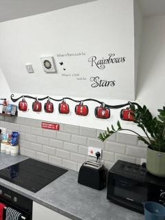 2-Bedroom Flat w/ En-Suites, Perfect for Groups - 5