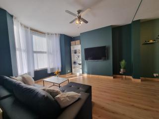 Charming Apartments Luxury Retreat - Short Drive to city centre - 2 mins walk to Anfield stadium - easy parking - Liverpool - 9