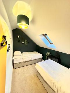 The Gallery - Town Centre - Beach 5 Minute Walk - Superfast WiFi - Outdoor Terrace - Sleeps up to 6 - Netflix - Contractor Friendly - Short & Long Stays - Coffee Machine - Bournemouth - 4