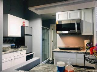 House Master Suite, in-unit kitchen and laundry - Roseville - 2