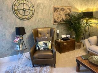 Park View is a beautiful whole entire house close to town centre, sleeps 8 in 4 rooms, 2 doubles and 4 single beds with 2 shower rooms, available for holidays, insurance stays, trades people, contractors, pets welcome - 5