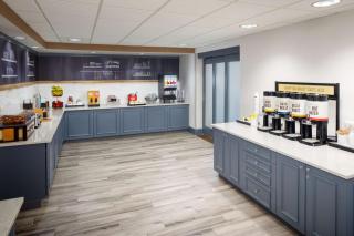 Hampton Inn by Hilton Garden City Long Island - 4