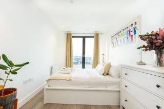 Modern New 2BR wViews & Balcony in Wandsworth - 8