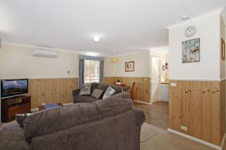 Cedar Cottage - Unit 3 Tudor Village - Bright - 4