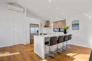 Waterfront Oasis - Omokoroa Holiday Home - 2