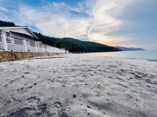 Seaview Mini Chalet - Direct Beach Access - 2