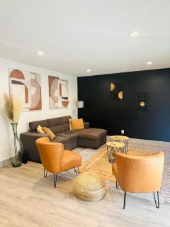 Trendy Midtown Apartment - 9