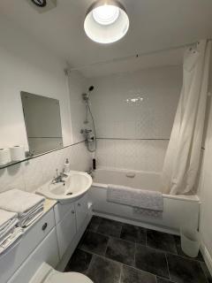 Home Sleeps5-Netflix-Parkg-Near City center Etihad - 1