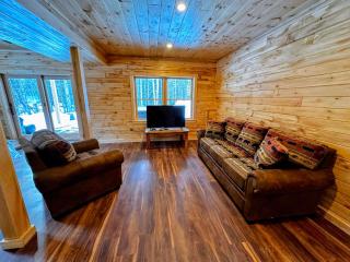 65PT New Log Cabin in Private Setting. Hot tub. Gym/Pool Access! - 2