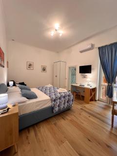 ERIC'S HOUSE - 3