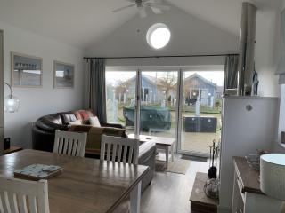 Blue Anchor Retreat at The Bay Filey, sleeps 4, 2 dogs welcome for free too - Filey - 5