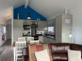 Blue Anchor Retreat at The Bay Filey, sleeps 4, 2 dogs welcome for free too - Filey - 4