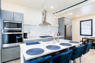 Walk to ND, Hot Tub, Lux Kitchen, Pet Friendly - 0