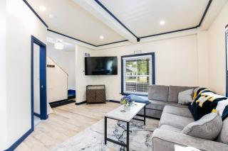 Walk to ND, Hot Tub, Lux Kitchen, Pet Friendly - 1