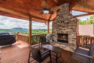 Majestic mountaintop cabin, hot tub, fireplaces - - 2