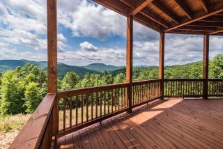 Majestic mountaintop cabin, hot tub, fireplaces - - 7