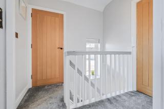 Stylishly decorated 3 bed house presented by Our Home Short Stays comfortable beds with crisp linen and plenty of outdoor space to enjoy - Bedford - 3