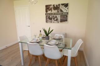 Spacious New Build by Our Home Short Stays with Free Parking and TV in each bedroom - Macclesfield - 6