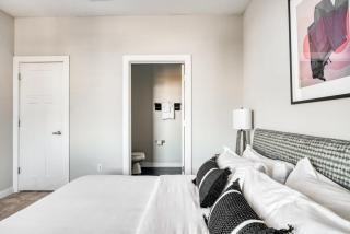 CozySuites TWO Spacious Music Row Condos with parking - Nashville - 2