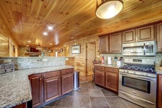 Twin Creeks Lodge with Hot Tub Less Than 1 Mi to Lake! - Bryson City - 1