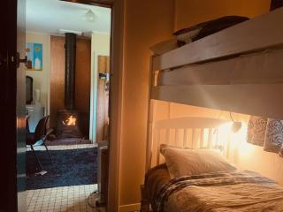 Super 'Cosy' Small Basic Cabin in The Middle of National Park and Mountains but near Road and Railway - 5