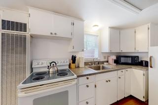 1BR Sunlit Retreat with Patio - Near Golf and Parks - 4