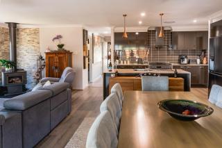 Entertainer's Paradise! Child & pet friendly Pool spa, movie room - close to Australia Zoo - Beerwah - 1