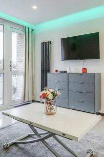 Lovely 2-Bedroom Condo With Balcony and Park View - 2