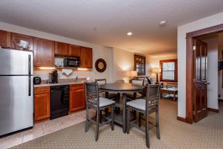 A215 One Bedroom Lake View - Oakland - 4