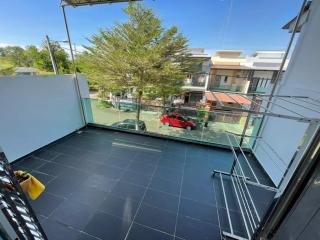 Entire 4 Bedroom Landed House, Yong Peng, Johor, Malaysia - Suitable for leisure, wedding & Big group travellers, Free Netflix, In- House Parking, 1min to Dragon Temple, 5 mins to MCD& KFC, 30 mins to Organic Farms - 4