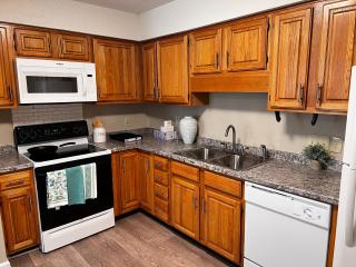 Unwind in Tranquil Style - Spacious 3-Bed Haven - University Place - 8