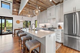 Hilltop Lodge Opulent Lakefront Living in Lake James - Nebo - 7