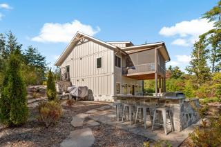 Hilltop Lodge Opulent Lakefront Living in Lake James - Nebo - 4