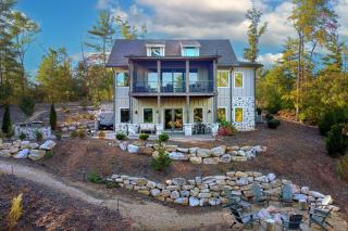 Hilltop Lodge Opulent Lakefront Living in Lake James - Nebo - 2