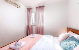 Lovely Apartment In Crikvenica - Crikvenica (Cirquenizza) - 9