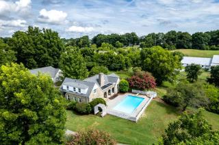 Tranquil Mountain Escape Luxurious 5-Bedroom Farmhouse with Pool - Maryville - 0