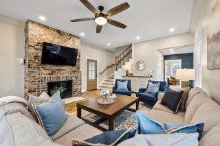 Tranquil Mountain Escape Luxurious 5-Bedroom Farmhouse with Pool - Maryville - 4