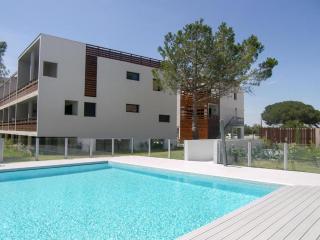 VERT PARADIS - Appartement 3 étoiles, Vue apaisante sur GOLF, Pins Parasols, 2è étage - 80 m2 dont Terrasse avec Pergola, 2 chambres, 3 CLIM, WIFI - Piscine, Parking et Park à vélos, Ascenseur - en Option Linge, Ménage - Pistes cyclables, Mer à proximité - 7