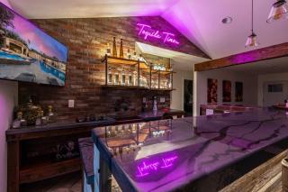 Tequila Time Retreat - 5BR Near Golf with Pool & Spa - Phoenix - 1