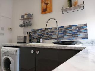 Springfield Apartment - Train to Glasgow or Edinburgh - Private Parking & Wifi - Airdrie - 3