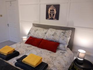 Springfield Apartment - Train to Glasgow or Edinburgh - Private Parking & Wifi - Airdrie - 6