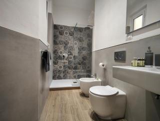 Alda nella piazzetta in centro - 2