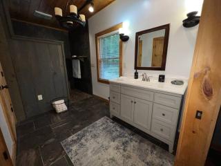 Nantahala Nook, cabin w/hot tub,game room, & wifi - Bryson City - 4