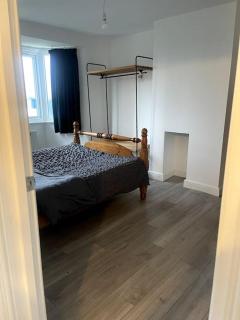 4 Bedroom, Spacious House - Harmondsworth - 9