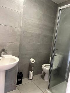 4 Bedroom, Spacious House - Harmondsworth - 1