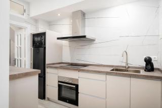Newly refurbished Modern 2-Bed Apartment in Heart of Torremolinos - 9