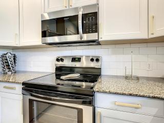 MINUTES FROM DISNEY 3bed 3bath Poolside at LUXURIOUS RESORT - Kissimmee - 3