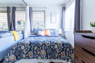 King Bed + Studio! Free Parking, Patio, WFH Space! - Seattle - 4