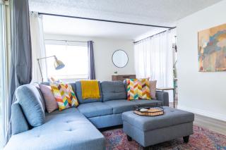King Bed + Studio! Free Parking, Patio, WFH Space! - Seattle - 7